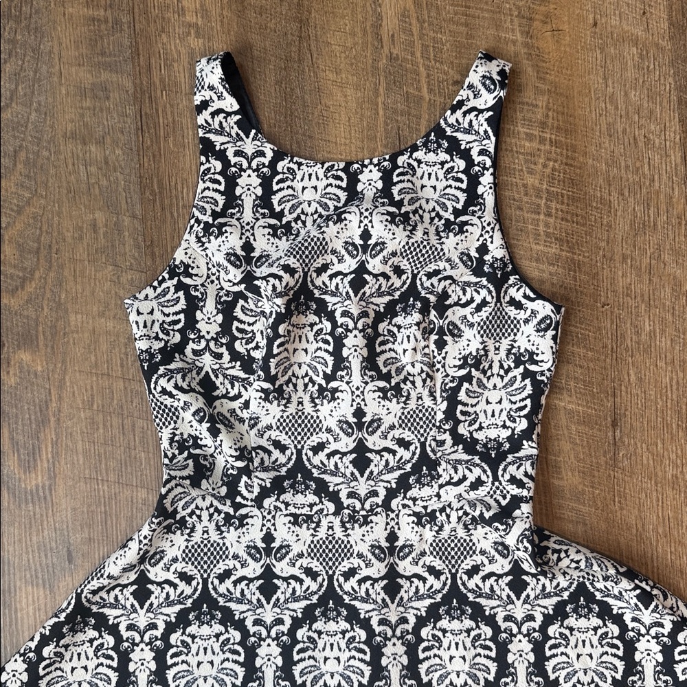 Lush Women’s Black & White Damask Fit-and-Flare Dress Size X-Small - Picture 2 of 12